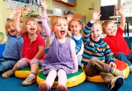 Радостные малыши в детском садике